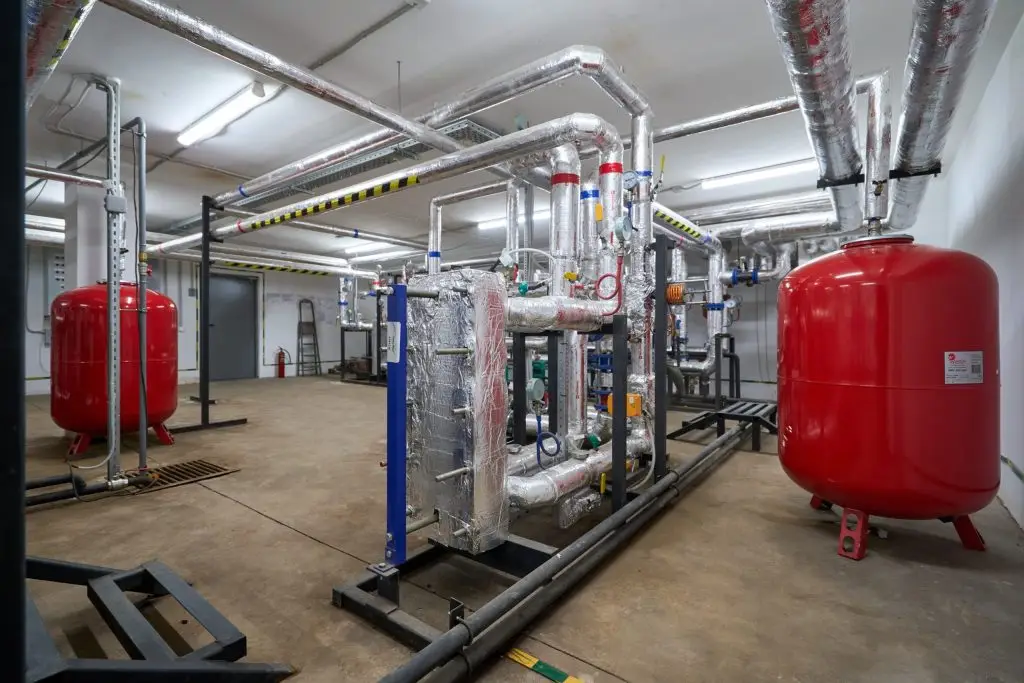 Смонтированный тепловой пункт в изоляции, со стрелками, бирками