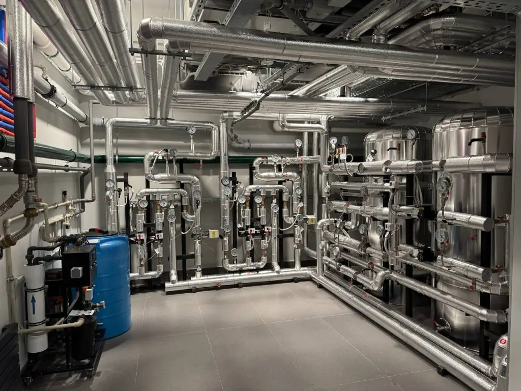 Тепловой пункт в изоляции, покрытой нержавеющей сталью